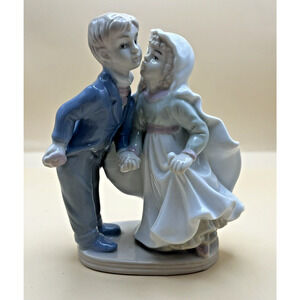 Vintage KISSING BRIDE AND GROOM Porcelain Figurine PERFECT CAKE TOPPER‎